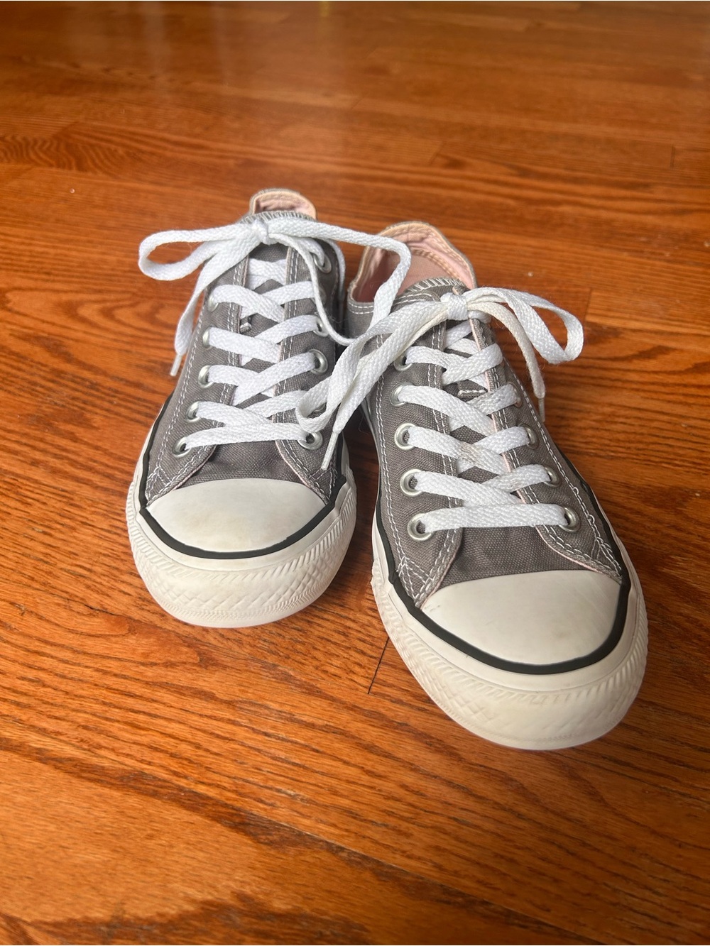 Women’s Low-Top Converse All-Stars Sneakers in Gray&Pink